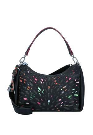Borsa a tracolla in pelle nera con design traforato e accenti colorati. Presenta una maniglia curva, una tracolla removibile e attrezzature in argento.