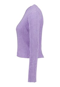 Pull en maille côtelée lilas à manches longues et silhouette ajustée, vu de profil sur un fond blanc.