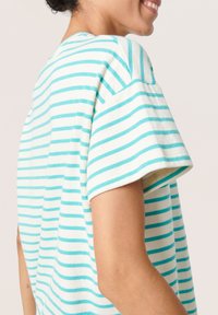 Randig t-shirt med kort ärm, gjord av mjukt tyg, med växelverkan mellan turkosa och vita ränder samt en avslappnad passform.