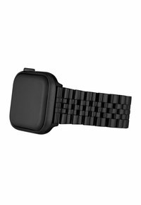 Montre intelligente noire avec un cadran carré et un bracelet en métal tissé. Le design présente une finition mate et un bouton latéral pour la fonctionnalité.