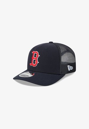 Casquette de baseball bleu foncé avec un logo "B" rouge à l'avant et des panneaux arrière en filet noir, dotée d'une visière incurvée et du logo New Era sur le côté.