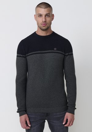 Suéter de punto en gris oscuro y azul marino, con patrones texturizados, cuello redondo, mangas largas y un pequeño logo en el pecho.