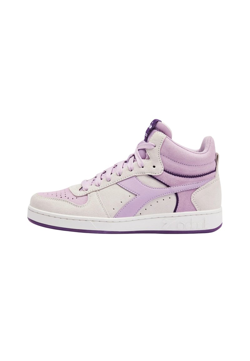 Sneaker alte con un corpo in suede grigio chiaro, accenti viola, pannelli texturizzati e perforazioni. Presentano una suola e lacci bianchi.