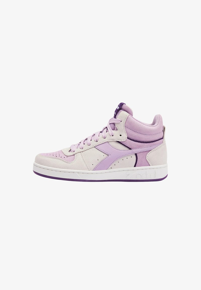 Sneaker alte con un corpo in suede grigio chiaro, accenti viola, pannelli texturizzati e perforazioni. Presentano una suola e lacci bianchi.
