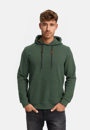 Groene hoodie gemaakt van textuurstof. Bevat een voorzak, zwart-witte trekkoorden en bruine leren accenten.