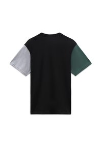 Svart kortärmad t-shirt med gråa, gröna och strukturerade tygdetaljer på ärmarna. Mjuk material med rundad halsringning.
