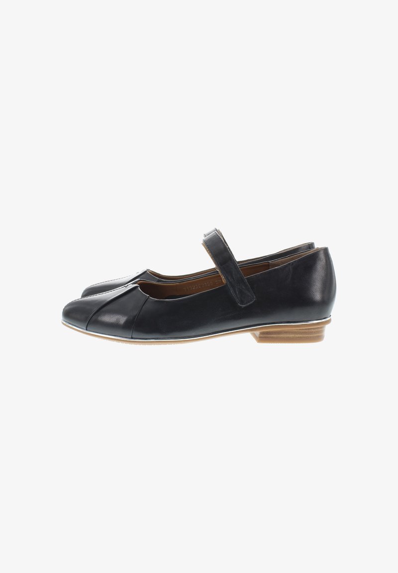 Ballet flats in pelle nera con punta arrotondata, design plissettato e strap regolabile; tacco in legno basso e superficie liscia.