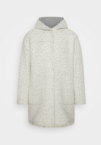 Abrigo blanco y esponjoso con una superficie texturizada, capucha y un forro interior gris. Presenta un corte recto y bolsillos laterales.