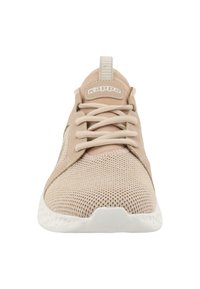 Chaussure de sport beige clair avec tige en mesh, semelle blanche, bout rond, design texturé et lacets à l'avant. Logo Kappa sur la languette.
