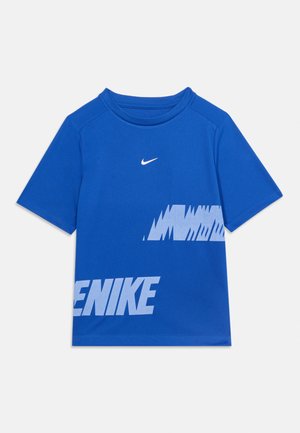 Μπλε κοντομάνικη μπλούζα Nike με λευκό λογότυπο swoosh στο στήθος και μεγάλο στιλιζαρισμένο κείμενο "NIKE" στο κάτω μέρος μπροστά.