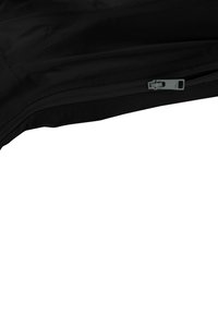 Zwarte buitenjas met een gestroomlijnd ontwerp, een gladde textuur en een zichtbare rits. Gemaakt van lichtgewicht materiaal.