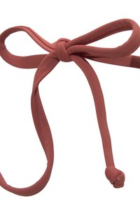 Un ruban élastique rouge noué en un nœud, présentant une texture lisse et un centre noué avec deux extrémités longues et traînantes.