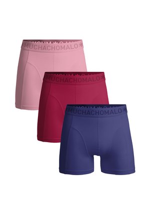 Tri páry pánskych boxerkových trenírok v ružovej, burgundskej a námorníckej farbe, každé s jemným pásom s názvom značky "MUCHACHOMALO."
