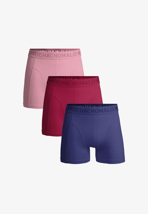 Három pár férfi boxernadrág rózsaszín, bordó és tengerészkék színben, mindegyik puha derékszíjjal, amelyen a "MUCHACHOMALO" márkaneve szerepel.