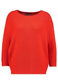 Czerwony sweter z dzianiny z szerokim okrągłym dekoltem i opuszczonymi ramionami. Ma luźny krój oraz rozcięcia po bokach u dołu, co zapewnia swobodę ruchów.