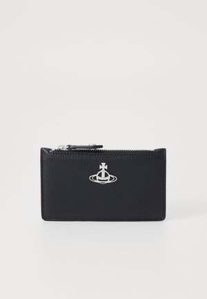 Portafoglio in pelle nera con finitura testurizzata, con un logo argentato sulla parte anteriore e una chiusura con zip sulla parte superiore.