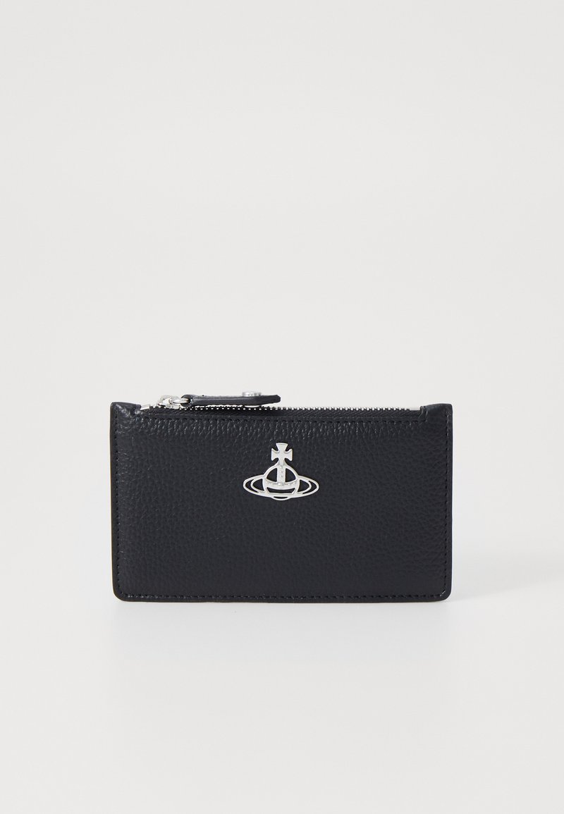 Carteira de pele preta com acabamento texturizado, apresentando um logótipo prateado na frente e um fecho de correr no topo.