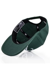 Cappellino da baseball verde con visiera curva, interno nero e ricamo bianco. Include etichettatura del marchio cucita all'interno. Tessuto dalla superficie liscia.