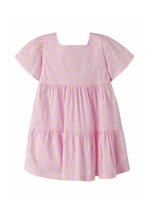 Rosa kjole med korte ermer, firkantet utringning og lite gult ananassmønster, med et lagdelt, rynket skjørt.