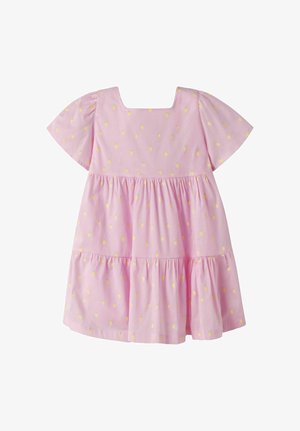 Rosa kjole med korte ermer, firkantet utringning og lite gult ananassmønster, med et lagdelt, rynket skjørt.