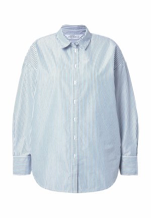 Camicia button-up a maniche lunghe con sottili righe verticali blu navy e bianche, colletto e polsini abbottonati.