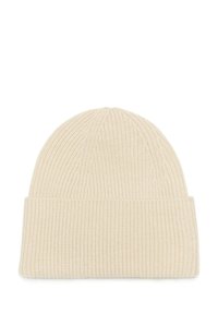 Blød cremeknæ beanie i ribstrikket mønster, med en foldet manchet for ekstra varme. Let og strækbar, velegnet til koldere vejr.