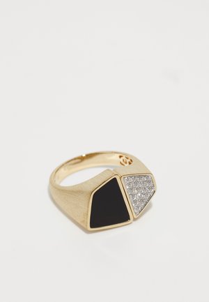 Goldfarbener Ring mit einem schwarzen, dreieckigen Akzent und einem diamantähnlich glitzernden dreieckigen Abschnitt. Glatte Oberfläche mit geometrischem Design.
