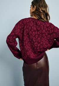 Next COSY CREW NECK TALL - Pulóver - red burgundy animal leopard