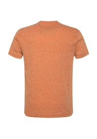 Īsām piedurknēm t-kreklā, izgatavots no heathered oranžas auduma, ar noapaļotu apkakli un gludu tekstūru, ar taisnu apakšējo malu.