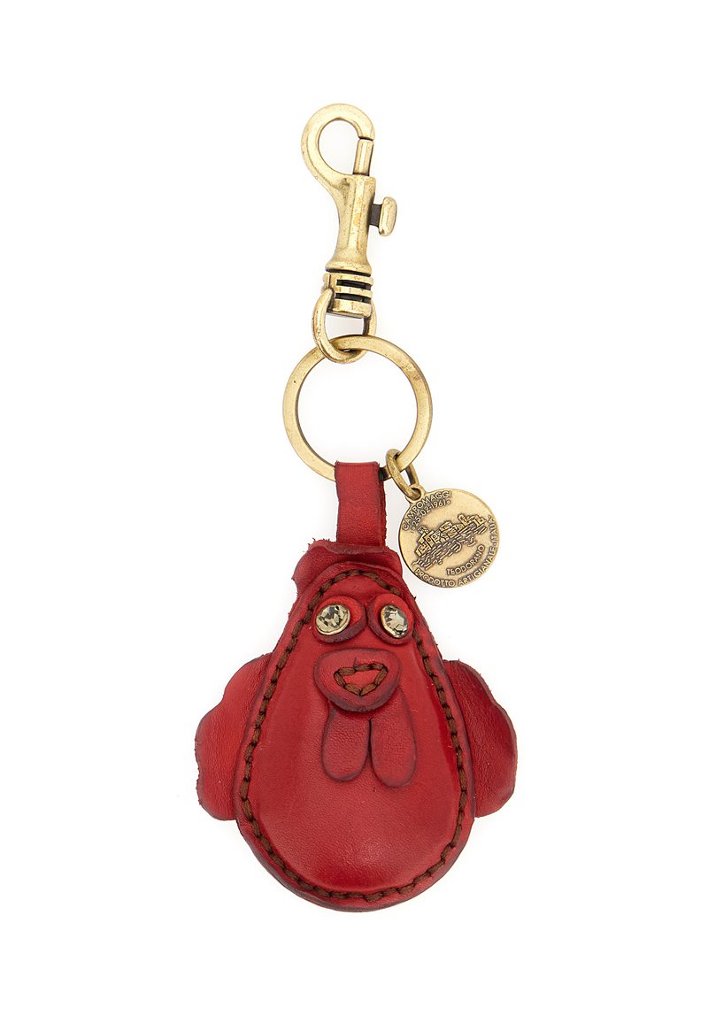 Portachiavi in pelle rossa a forma di pollo con occhi e becco in rilievo, dotato di un gancio dorato e di un'etichetta rotonda in metallo.