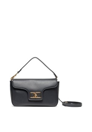 Schwarze Lederhandtasche mit strukturierter Oberfläche, goldenem Verschluss mit Pferdeemblem, kurzem Griff und abnehmbarem langen Riemen auf weißem Hintergrund.