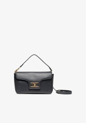 Schwarze Lederhandtasche mit strukturierter Oberfläche, goldenem Verschluss mit Pferdeemblem, kurzem Griff und abnehmbarem langen Riemen auf weißem Hintergrund.