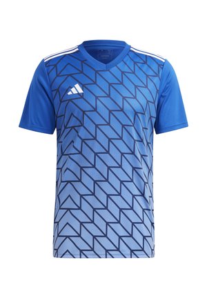 T-shirt de sport Adidas bleu à manches courtes, rayures blanches sur les épaules et motif flèche géométrique à l’avant.