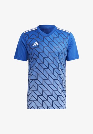 T-shirt de sport Adidas bleu à manches courtes, rayures blanches sur les épaules et motif flèche géométrique à l’avant.