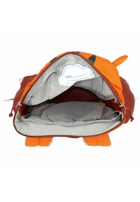 Mochila laranja e castanha com um fecho, apresentando um forro interior suave e texturizado. Inclui uma etiqueta com nome no interior e acentos de estilo animal.