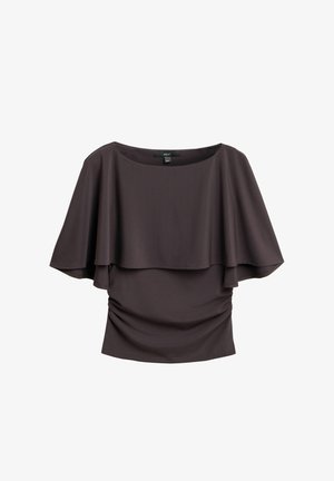 Mørkegrå damebluse med brede kappeærmer og rynket stof ved taljen, med rund halsudskæring og glat tekstur.
