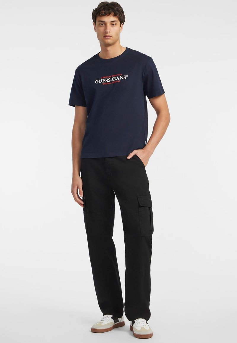 Jeans Brand GUESS Pantalu00f3n Cargo Marru00f3n M2YB17WEOP4