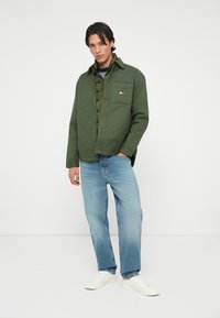 Tommy Jeans QUILTED PADDED OVERSHIRT - Ľahká bunda - pewter green
