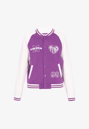Fioletowa kurtka varsity z białymi rękawami, z haftowanymi grafikami, w tym literą "M" i sercem, oraz prążkowanymi ściągaczami na mankietach i dole kurtki.