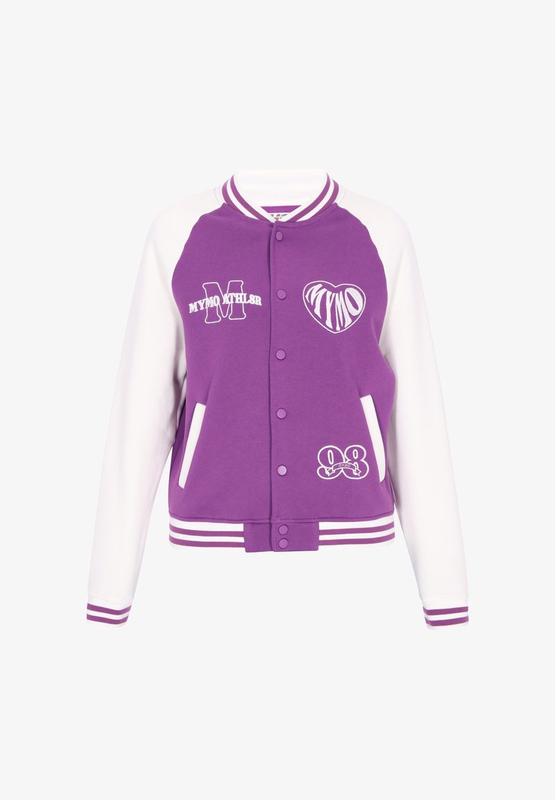 Paarse varsityjas met witte mouwen, met geborduurde afbeeldingen waaronder een "M" en een hart, en gestreepte geribbelde boorden en zoom.