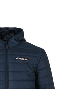 Giacca imbottita blu navy con cappuccio, dotata di chiusura con zip frontale e un piccolo badge con logo sul petto sinistro. La cucitura aggiunge texture.