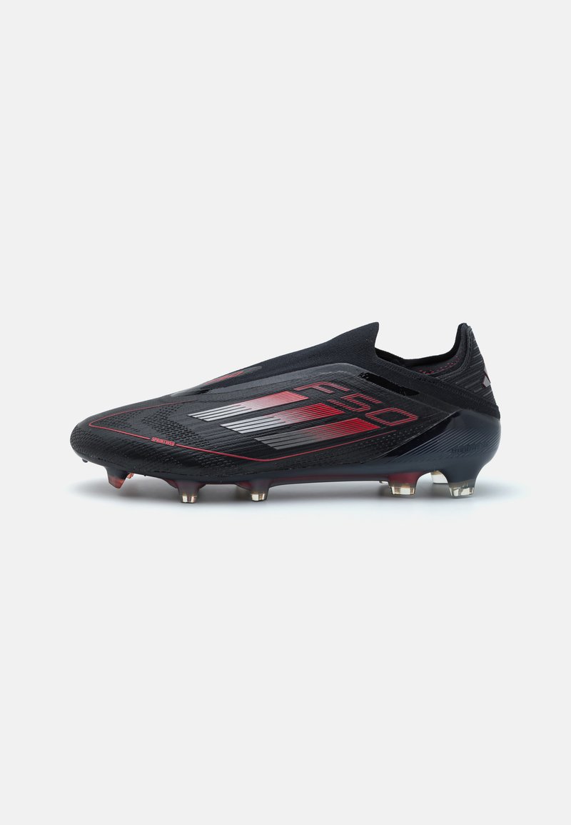 Svarta fotbollsskor med en stilren design, som har röda accenter, en texturerad yta och sex dobbar för grepp på sulan.