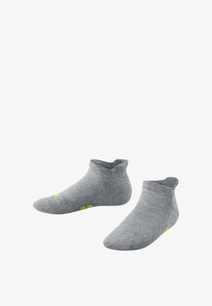 Paire de chaussettes basses grisées avec un motif tricoté subtil et de petites marques de taille jaunes sur chaque pied.