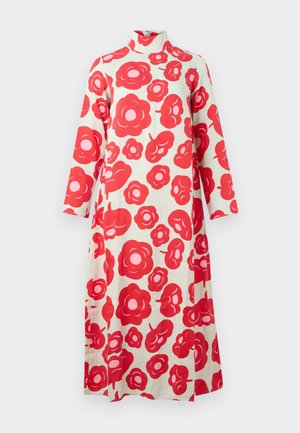 Vestido com padrão floral vermelho, com gola alta, mangas longas e um corte relaxado. O tecido tem uma textura suave; o fundo é de cor creme.