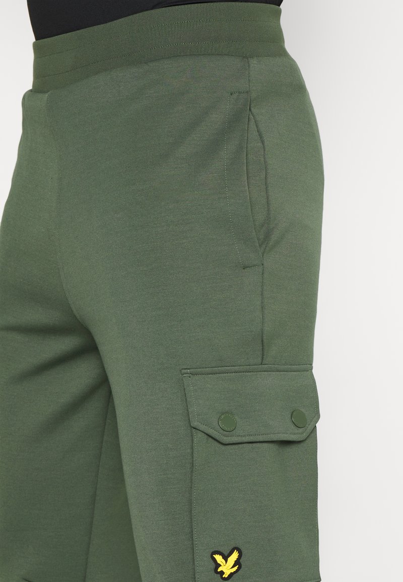 Herren Trainingsanzüge | Lyle & Scott TRACKIES WITH CARGO POCKET Jogginghose cactus green/khaki - CD30401 Herren Trainingsanzüge | Lyle & Scott TRACKIES WITH CARGO POCKET Jogginghose cactus green/khaki - CD30401