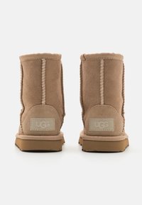 UGG CLASSIC II UNISEX - Stivali da neve  - sand
