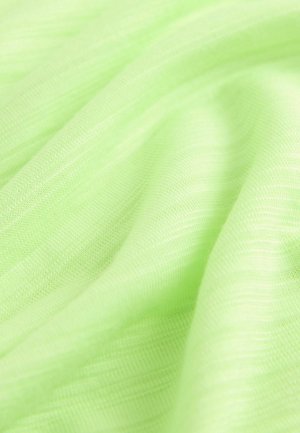 Šviesiai žalia, permatoma medžiaga su minkšta tekstūra; pasižymi subtiliais horizontaliais dryžiais, matomais visoje medžiagoje.