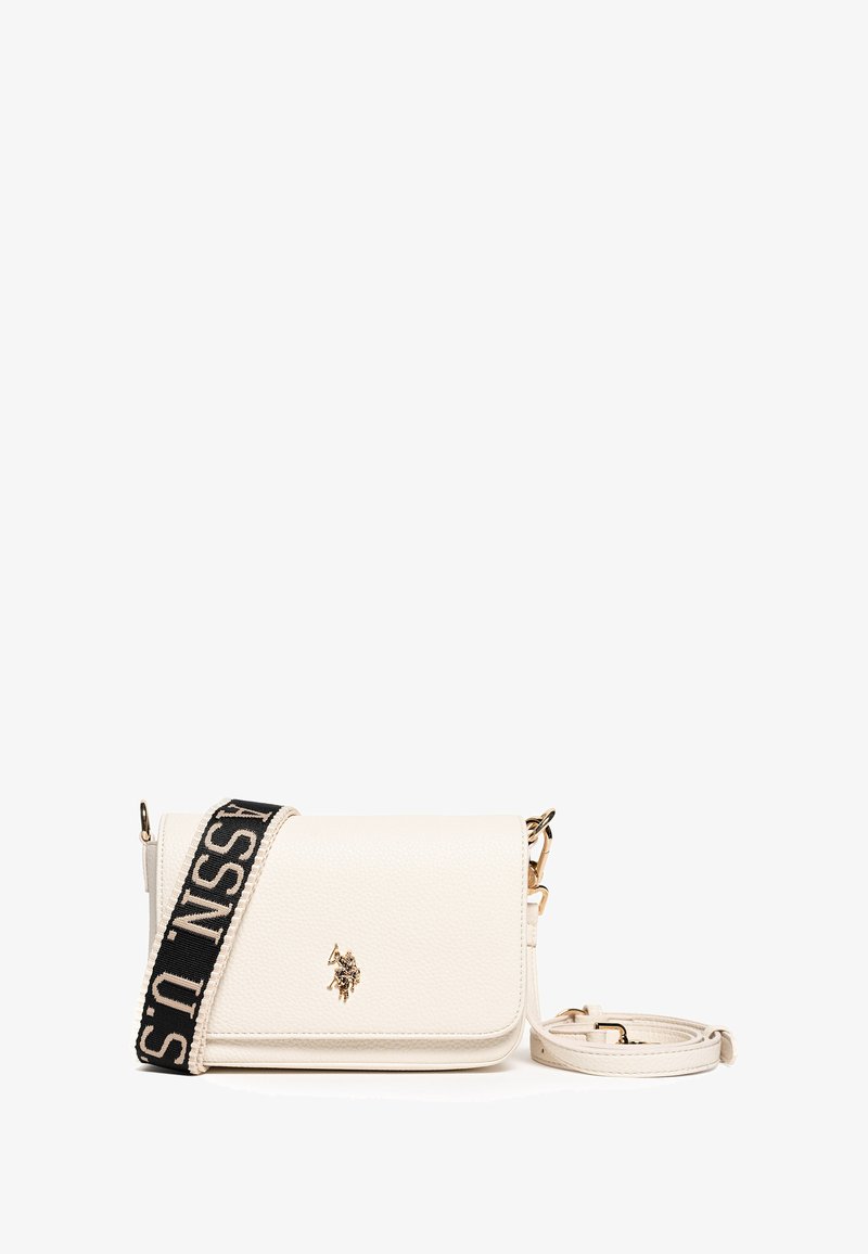 Borsa a tracolla in pelle color crema con superficie texturizzata, dotata di una tracolla nera con logo, hardware dorato e chiusura a patta magnetica.