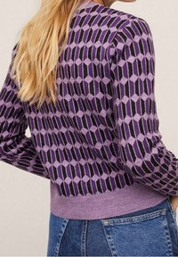 Maglione lavorato a maglia con motivo geometrico viola e nero, polsini e orlo a coste; texture morbida, silhouette aderente e maniche lunghe.