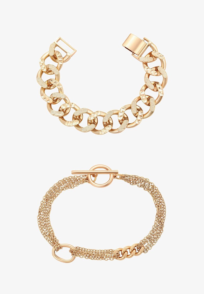Două brățări din lanț de aur: una cu zale mari texturate și o închizătoare tip cutie, cealaltă cu mai multe lanțuri subțiri și o închizătoare tip toggle.